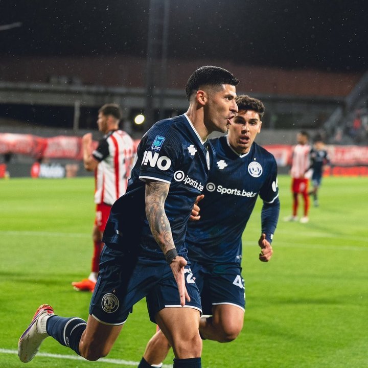 José Florentín celebra su gol de cabeza en Independiente Rivadavia vs Barracas Central