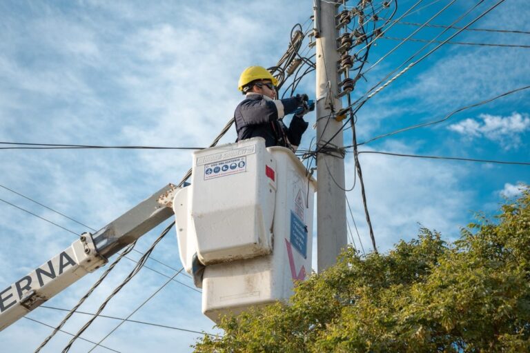 Trabajos de instalación de fibra óptica de la SCPL en Comodoro Rivadavia