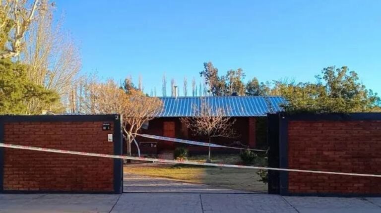 Móvil policial en el lugar del hallazgo del cuerpo de Camila Agustina Vechiarello en Barreal, San Juan