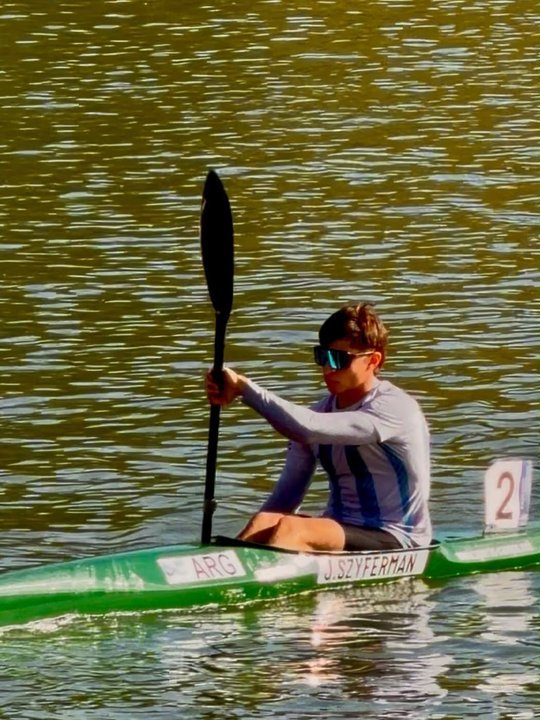 Joaquín Szyferman, palista argentino de 16 años, compitiendo en canotaje