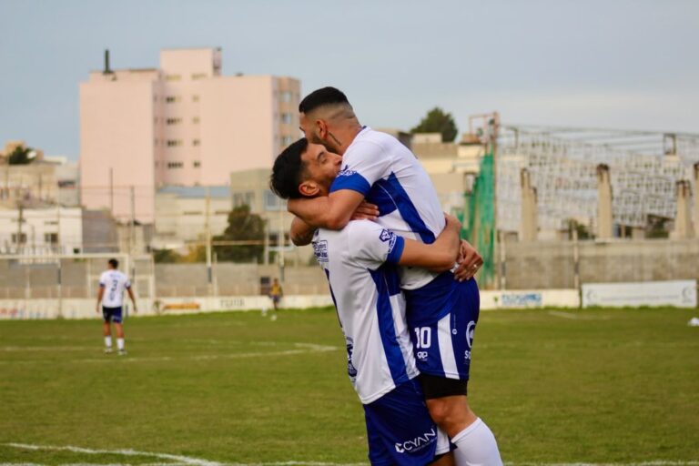 Jugadores de Jorge Newbery celebrando la victoria 2-1 ante la CAI