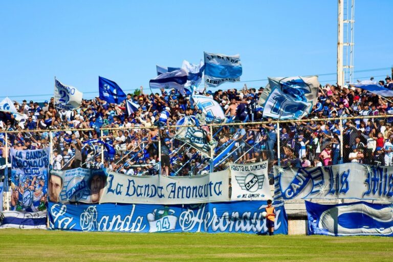 Partido de fútbol entre Jorge Newbery y Huracán en Comodoro Rivadavia