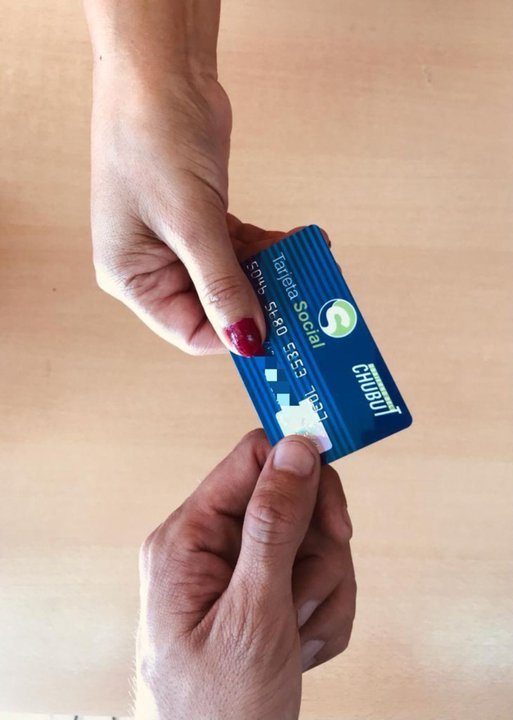 Tarjeta del Banco del Chubut sobre un mostrador de farmacia