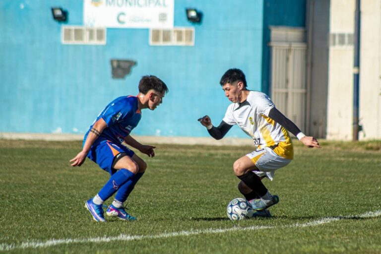 Jugadores de la CAI celebrando un gol ante Rada Tilly en el Estadio Municipal de Kilómetro 3