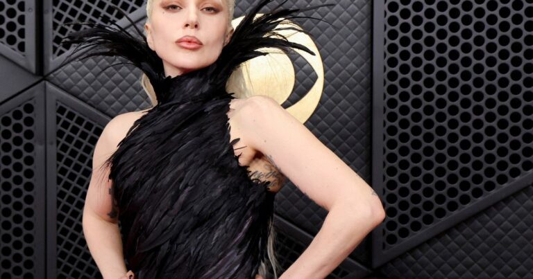 Lady Gaga y Michael Polansky caminando con su bebé en el norte de California