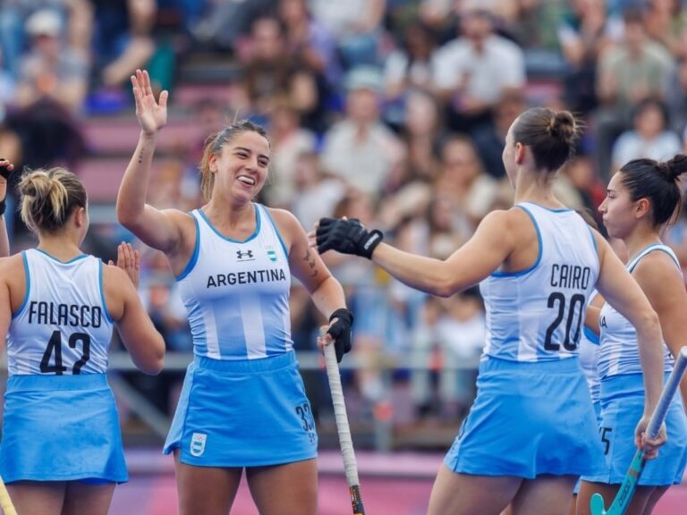 Jugadoras de Las Leonas celebrando un gol en el partido contra Perú por los Juegos Suramericanos Santa Fe 2026