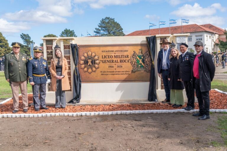 Autoridades y comunidad educativa durante la ceremonia por los 60 años del Liceo Militar General Roca en Comodoro Rivadavia