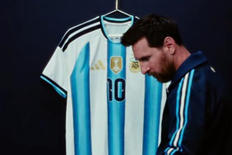 Lionel Messi presentando la camiseta de su despedida de la selección argentina en un video de Instagram