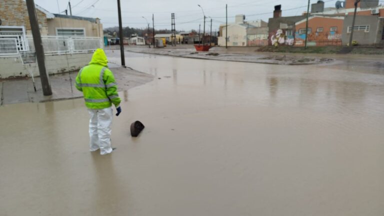 Calle de Comodoro Rivadavia con lluvia y cielo nublado