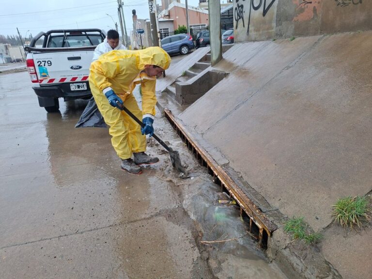 Canal evacuador de la Av. Roca en Comodoro Rivadavia al límite por las lluvias