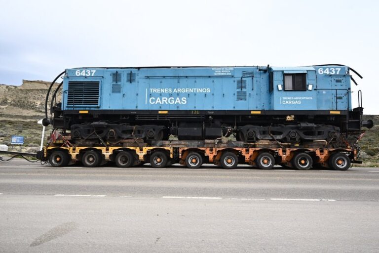 Locomotora diésel-eléctrica ALCO RSD-35 sobre vías ferroviarias
