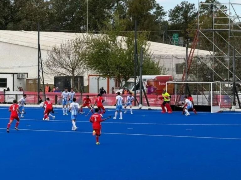Jugadores del seleccionado argentino masculino de hockey durante un partido en los Juegos Suramericanos Santa Fe 2026