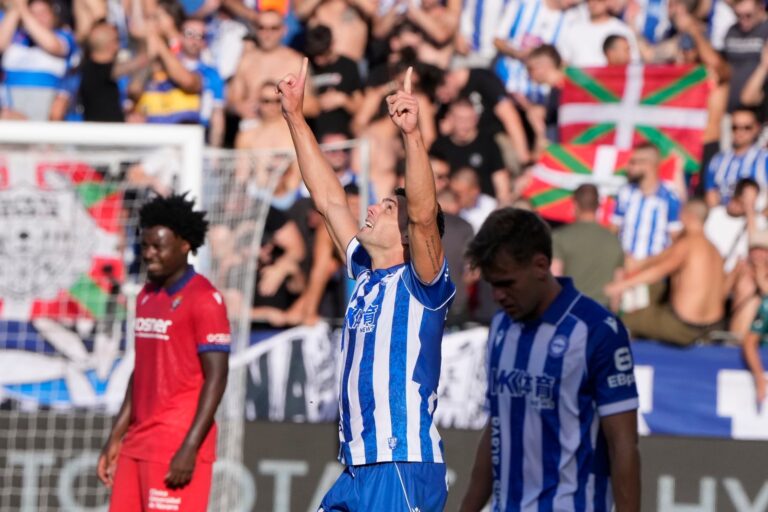 Lucas Boyé celebrando un gol con la camiseta de Alavés