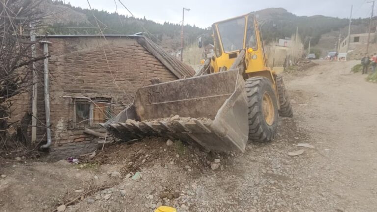 Máquina municipal accidentada en calle La Pampa al 100, barrio Ceferino, Esquel