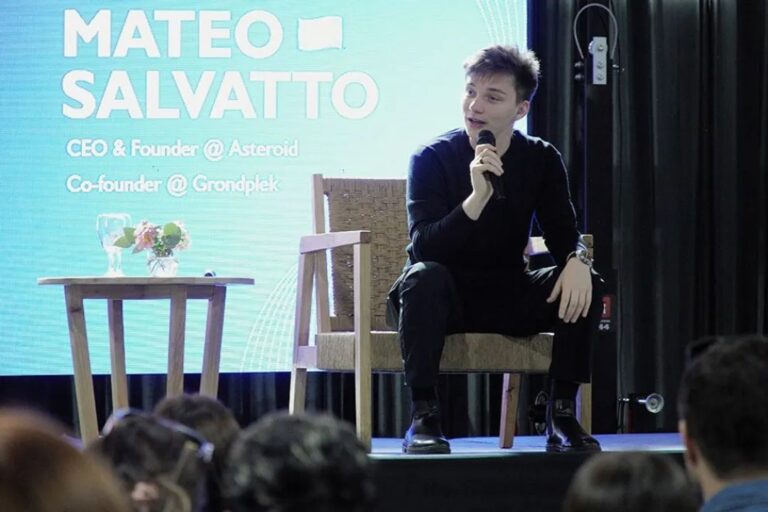 Mateo Salvatto durante su disertación en el Espacio Duam de Neuquén