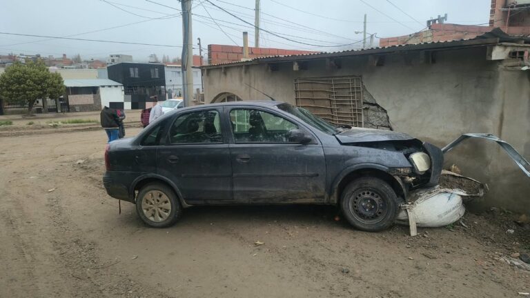 Vehículo Chevrolet Corsa incrustado contra el frente de una vivienda en el barrio Máximo Abásolo de Comodoro Rivadavia