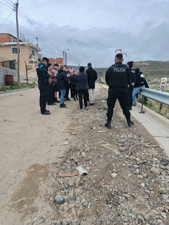 Personal municipal en zona de gasoducto en Comodoro Rivadavia