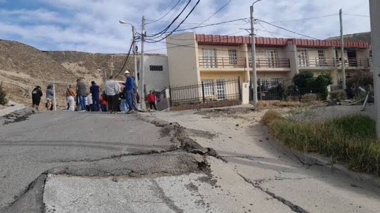 Vista del Cerro Hermitte en Comodoro Rivadavia, con viviendas en las laderas