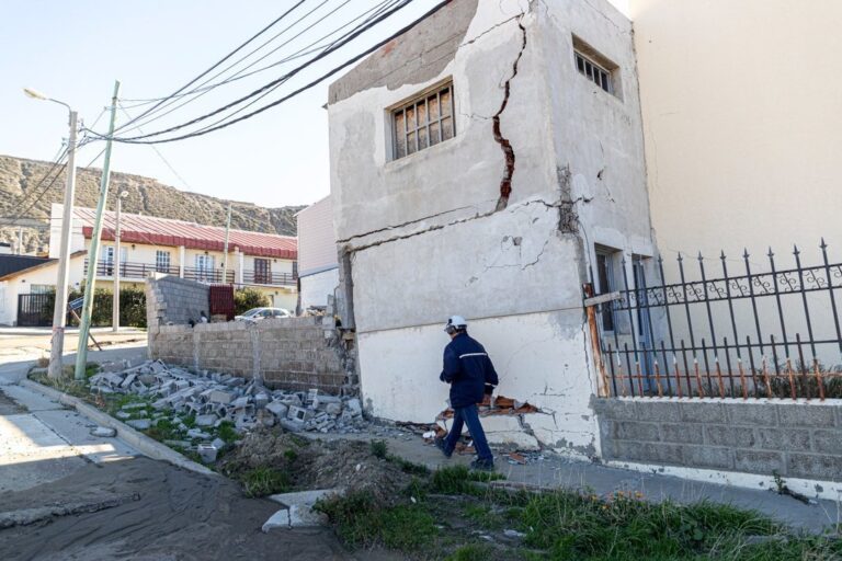 Reunión de autoridades municipales con familias afectadas por la emergencia geológica en el cerro Hermitte