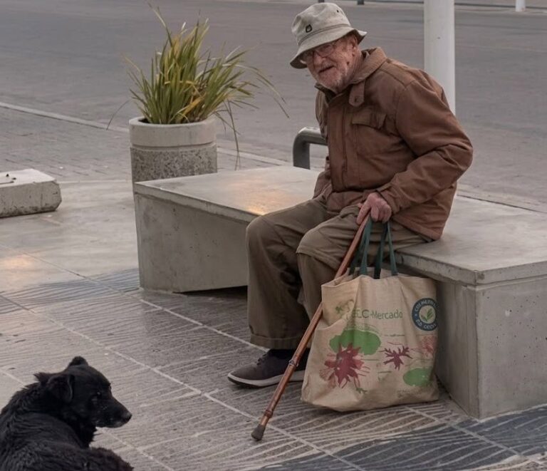 Horacio Abeijón paseando a sus perros por el centro de Comodoro Rivadavia