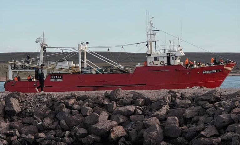 Pesquero Argenova IV navegando frente a las costas de Chubut