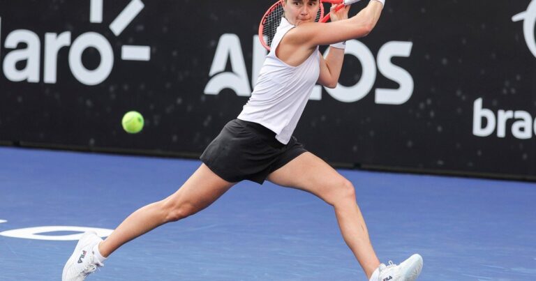 Nadia Podoroska durante un partido de tenis