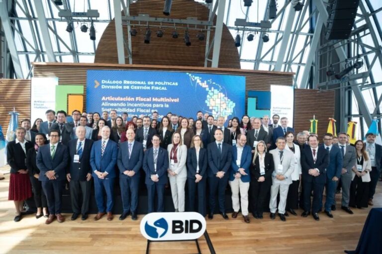 Autoridades durante la presentación del Modelo Neuquino de financiamiento vial