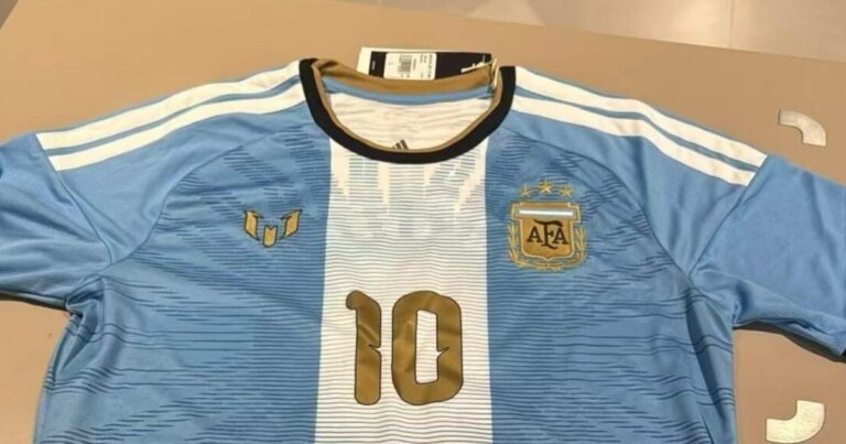 Camiseta especial de Lionel Messi para su despedida de la Selección Argentina con Sol de Mayo en la espalda