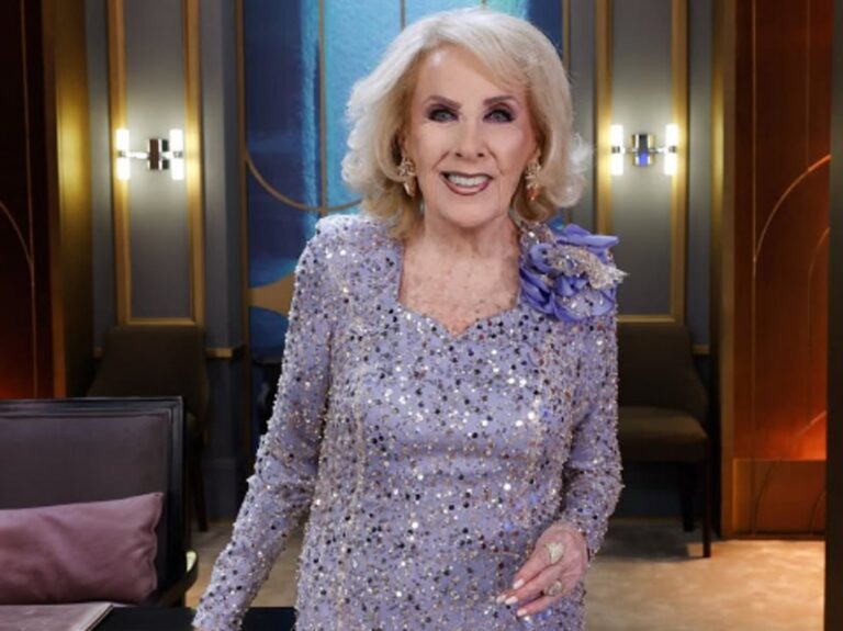 Mirtha Legrand en la entrada del Sanatorio Mater Dei