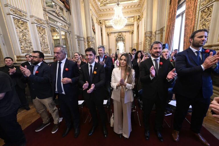 Integrantes de la Orquesta Infanto Juvenil del barrio INTA de Trelew durante su presentación en el Salón Dorado del Teatro Colón.
