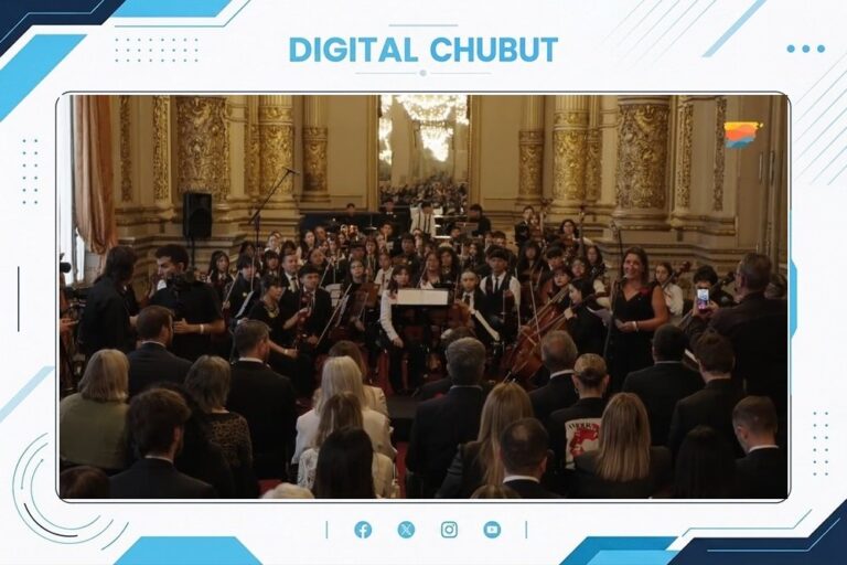 Orquesta Infanto Juvenil del Barrio INTA de Trelew durante su presentación en el Salón Dorado del Teatro Colón