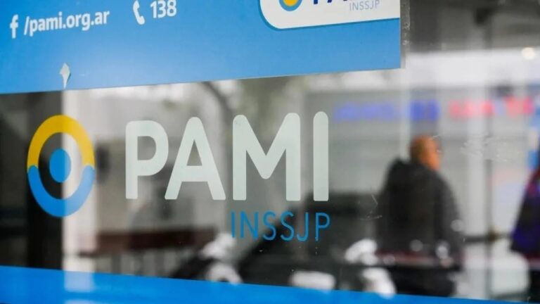 Jubilados esperando atención médica en una sala de espera de Comodoro Rivadavia