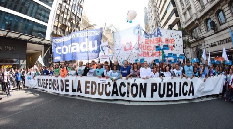 Docentes y no docentes universitarios durante una protesta