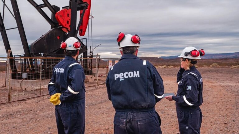 Yacimiento petrolero en Chubut operado por PECOM