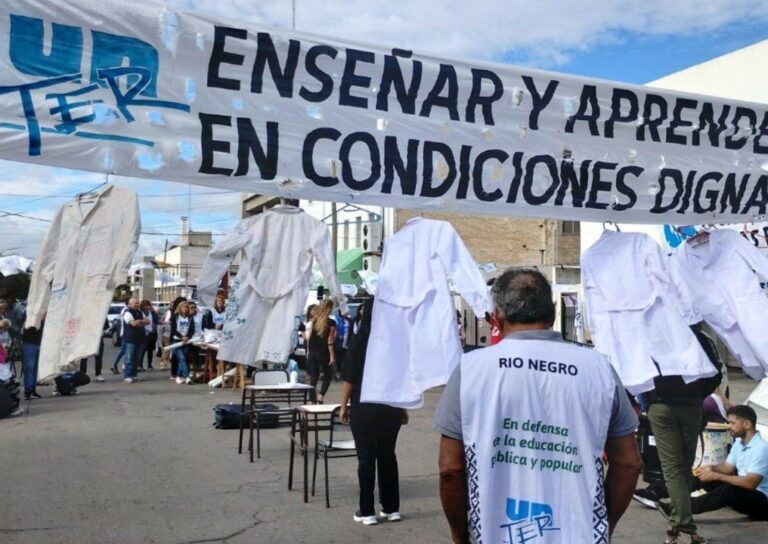 Docentes de UnTER en movilización frente a la Legislatura de Río Negro