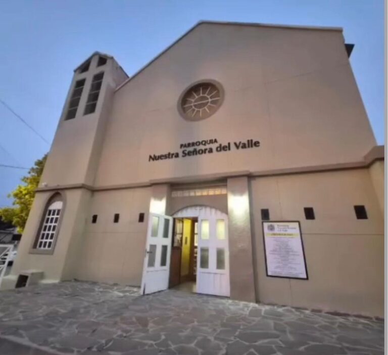 Fachada de la parroquia Nuestra Señora del Valle de Kilómetro 5 durante los festejos por su aniversario