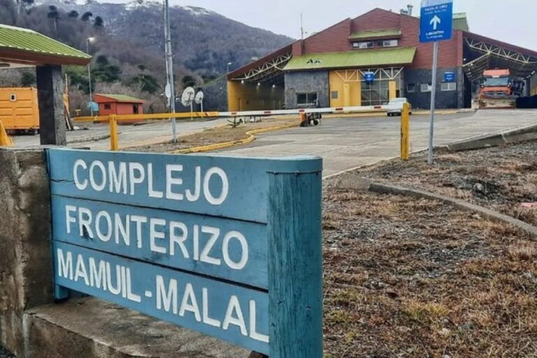 Paso Internacional Mamuil Malal con cartel de señalización