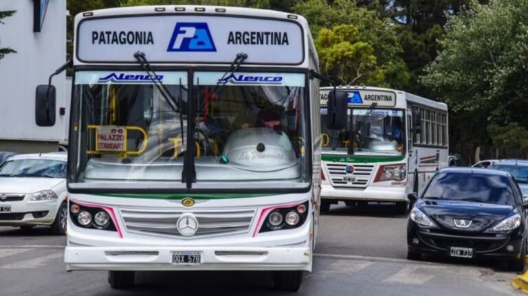 Colectivos de la empresa Patagonia Argentina estacionados en la sede de Comodoro Rivadavia