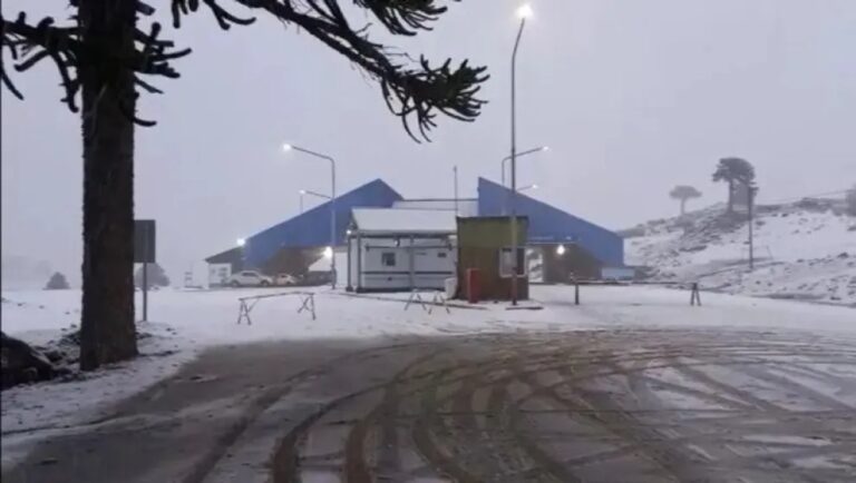 Vista del Paso Internacional Pino Hachado cubierto de nieve y hielo