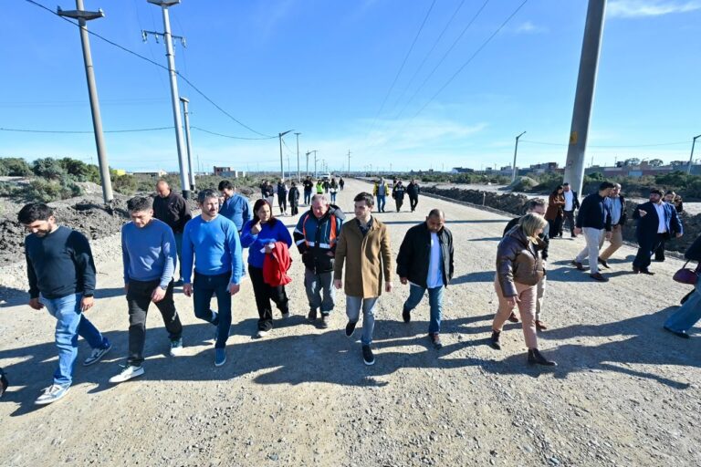 Trabajos de pavimentación en la avenida Oris de Roa de Trelew