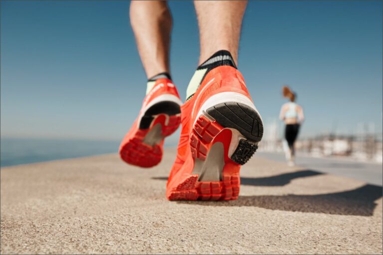 Zapatillas de running desgastadas sobre el asfalto