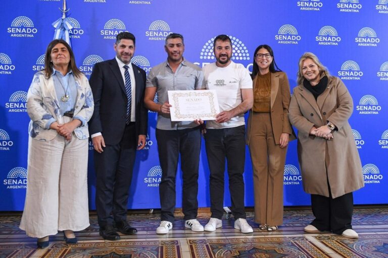 Representantes de Rumbo Norte durante la entrega de la Mención de Honor al Mérito Turístico en el Senado