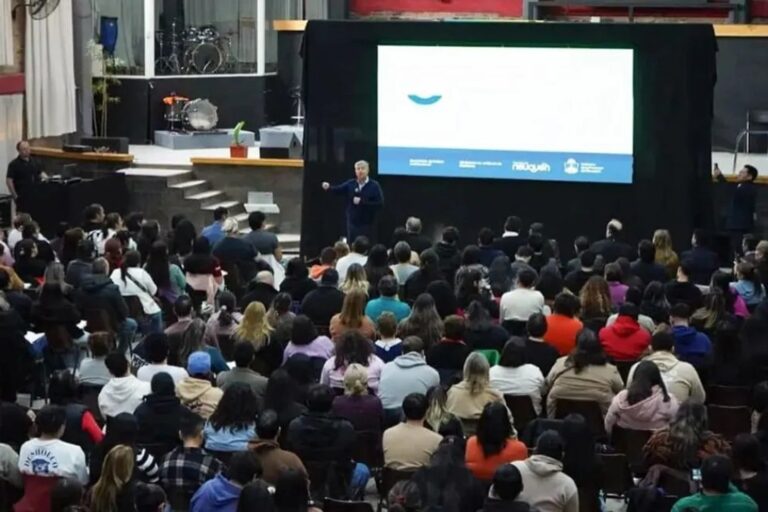 Personas participando en el Programa Provincial de Capacitación, Liderazgo y Comunidad en Neuquén