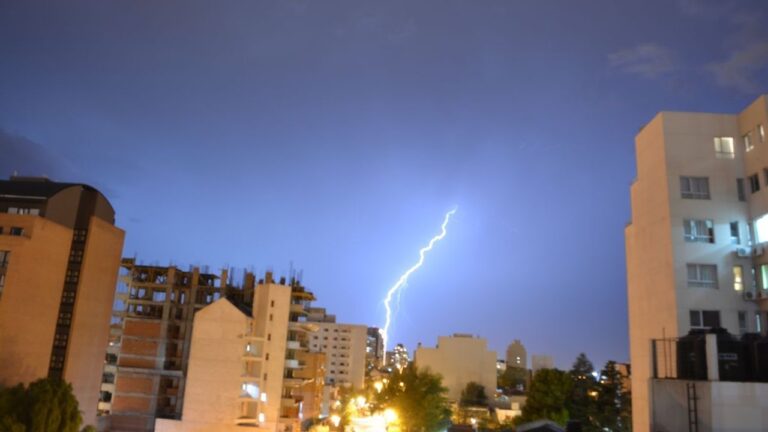 Cielo nublado sobre la ciudad de Neuquén