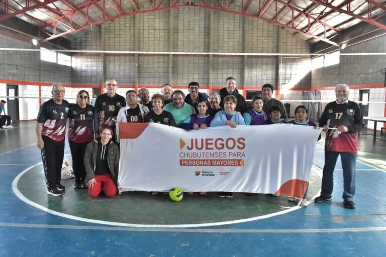 Personas mayores participando en los Juegos de Personas Mayores en Lagunita Salada, Chubut