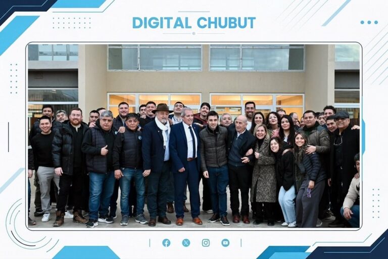 Gobernador Ignacio Torres recorriendo las instalaciones de la Escuela Tecnológica de la Patagonia Austral en Comodoro Rivadavia
