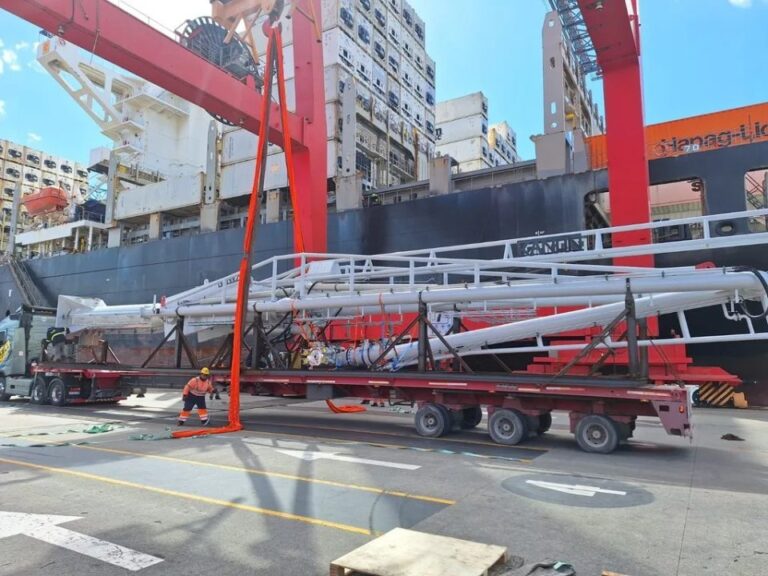 Brazos de carga de 38 toneladas en Puerto Rosales para la ampliación del muelle