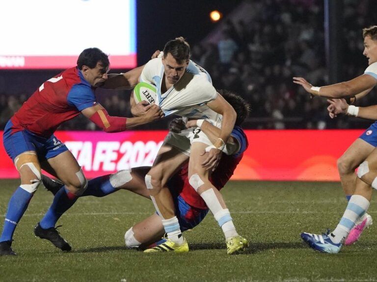 Jugadores de Los Pumas 7's y Las Yaguaretés con las medallas de oro del rugby seven de los Juegos Suramericanos Santa Fe 2026