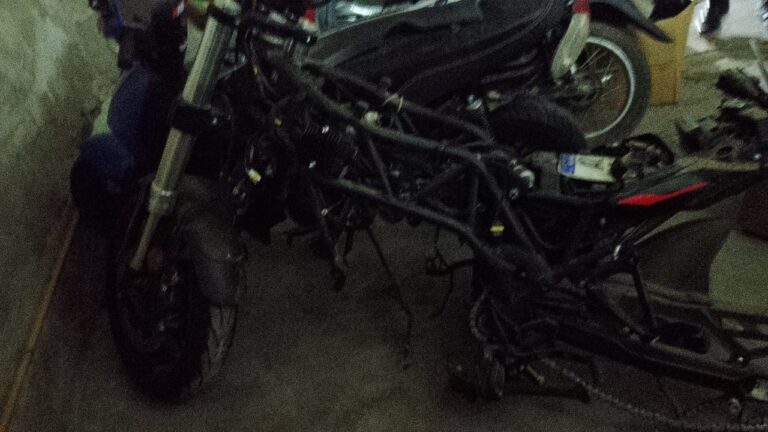 Autopartes de motos recuperadas en allanamiento en Comodoro Rivadavia