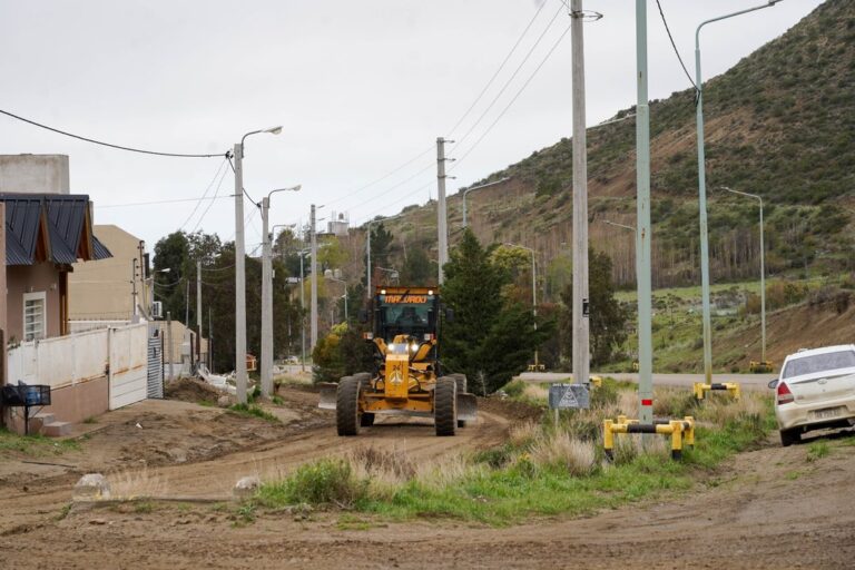 Maquinaria pesada realizando tareas de limpieza en banquinas de Comodoro Rivadavia